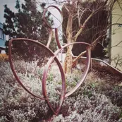 Ein Engel aus Wagenräder, welcher in einem Garten steht